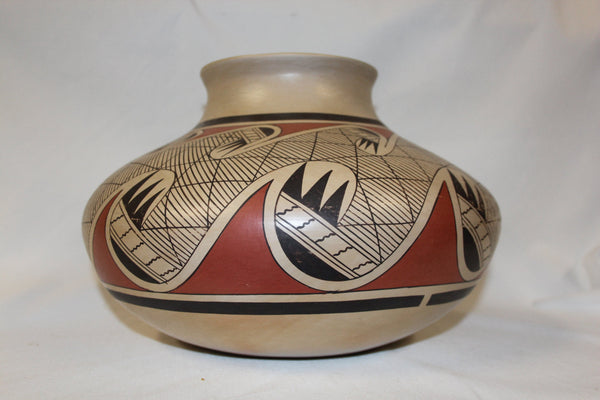 Native Pottery : Native American Hopi Pottery Jar, signed by James G.