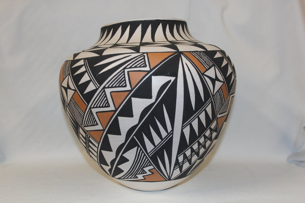 Acoma Pottery : Beautiful Native American Acoma Pottery Jar, signed B.D. Garcia #124