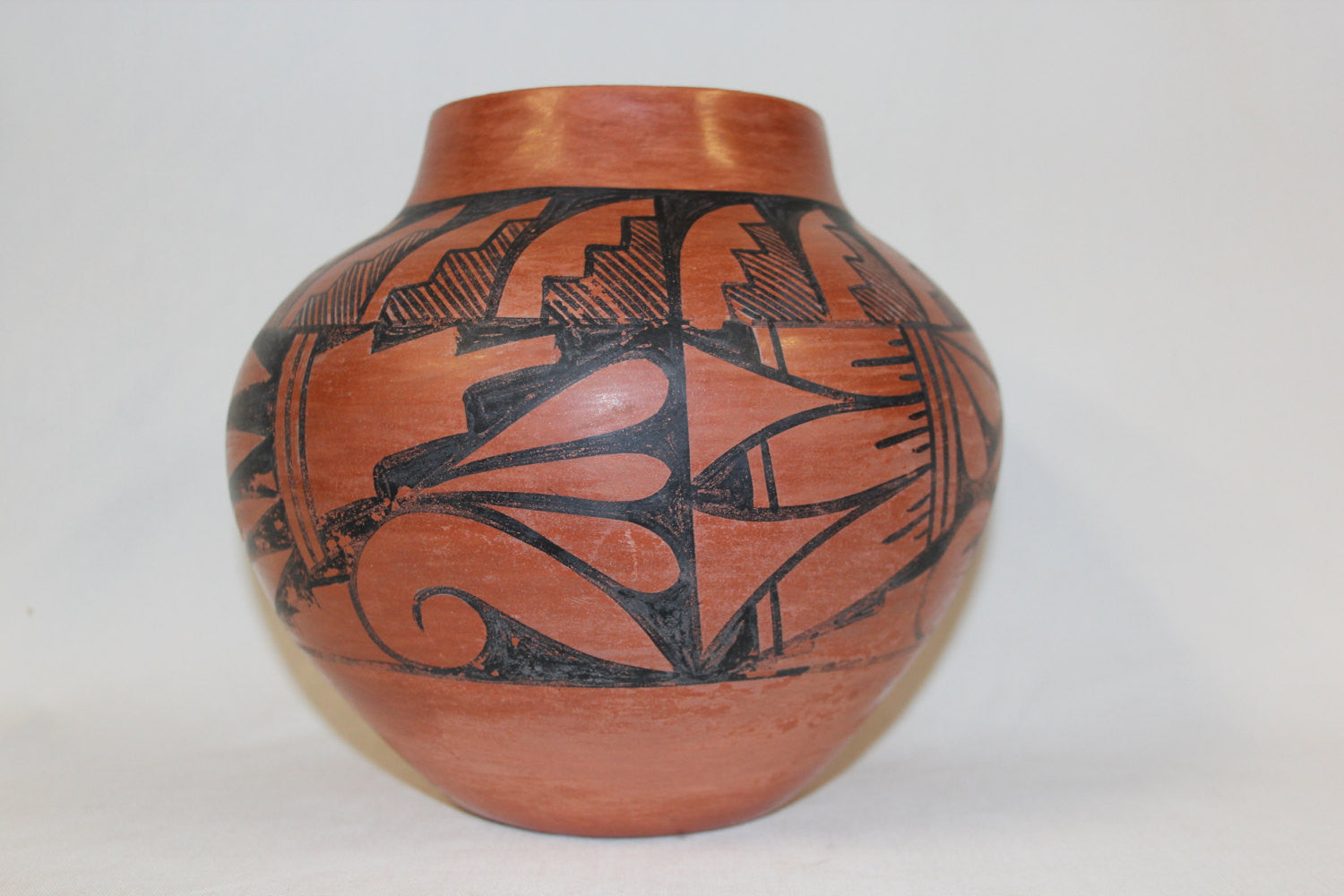 Pottery Jar : Native American jemez Pottery Jar, signed by Donald Chin