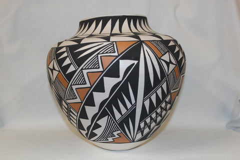 Acoma Pottery : Beautiful Native American Acoma Pottery Jar, signed B.D. Garcia #124 Sold