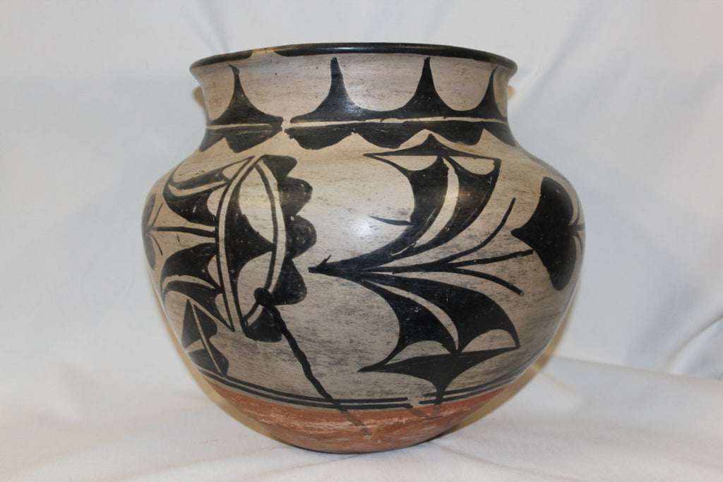 Southwestern Pottery : Very Good Native American San Ildefonso Olla 3189