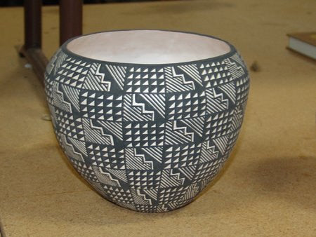 Acoma Pottery : Very Good Black on White Acoma Pottery Jar by Tina Garcia #393 a